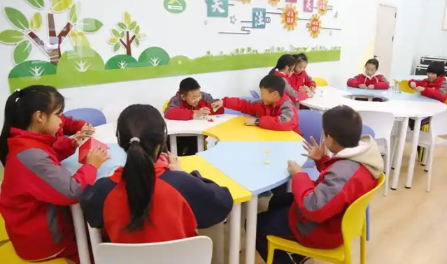 同学们正一起拼搭心情积木五颜六色的积